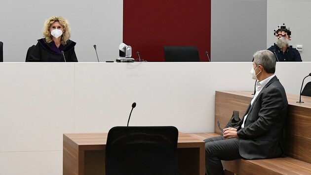 Richterin Karin Lückl führte den Vorsitz, rechts Kölly auf der Anklagebank (Bild: P. Huber)