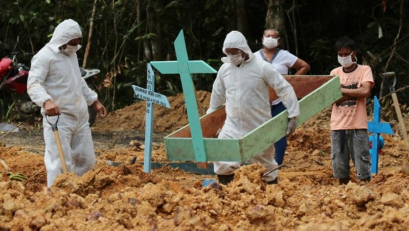 In Brasilien sind immer mehr Tote zu beklagen. (Bild: AP)