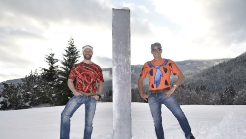 Walter Holitzky und Herbert Wieland stellten den Monolith in Salzburg auf. (Bild: Roland Holitzky)