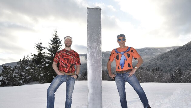 Walter Holitzky und Herbert Wieland stellten den Monolith in Salzburg auf. (Bild: Roland Holitzky)