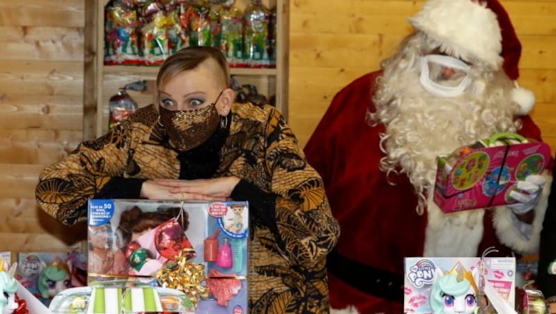 Fürstin Charlene verteilt mit den Nikolaus Weihnachtsgeschenke in Monaco (Bild: APA/Photo by ERIC GAILLARD / POOL / AFP)