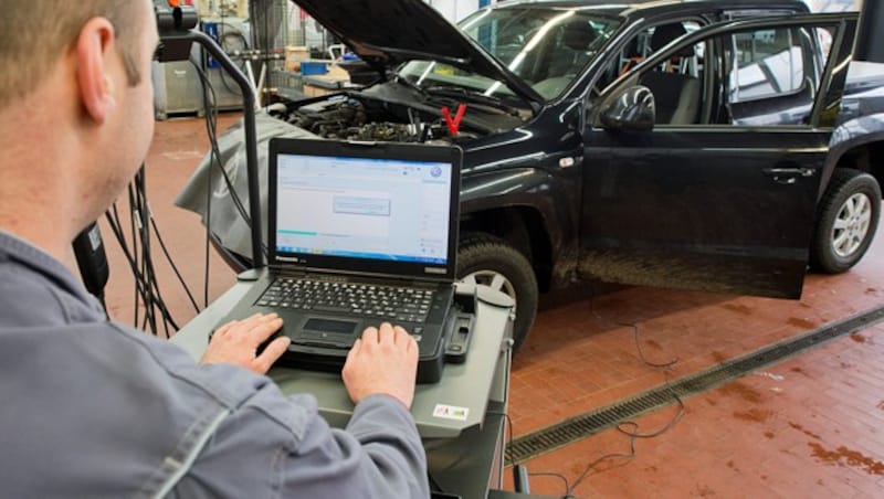 Abgastest bei einem VW-Fahrzeug (Bild: APA/dpa/Julian Stratenschulte)