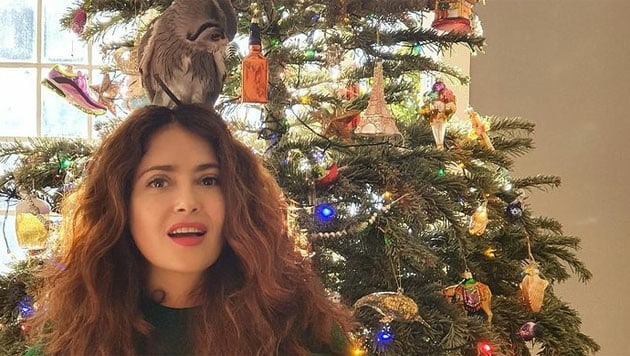 Salma Hayek Hauseule Kering sitzt gern im Weihnachtsbaum, aber noch lieber am Kopf der Schauspielerin. (Bild: https://www.instagram.com/salmahayek)