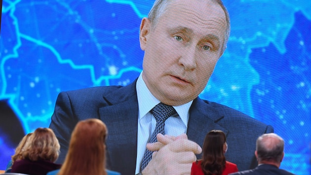 Die jährliche Pressekonferenz Wladimir Putins findet erstmals mittels reiner Videoübertragung statt. (Bild: AFP/NATALIA KOLESNIKOVA)