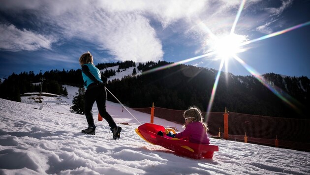 Die Kinder waren mit einem Plastik-Bob den steilen Hang hinunter gerutscht. (Bild: AFP )