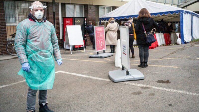 Massentests im Bulovka-Spital in Prag (Bild: AFP)