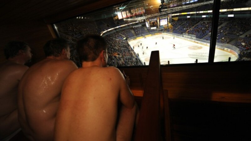 In diesem finnischen Eishockeystadion kann man sogar während des Spiels saunieren. (Bild: AFP )