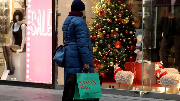 Die Kauflaune ist on- sowie offline angesichts der vielen verlockenden Angebote vor dem Weihnachtsfest ganz besonders groß. (Bild: AP)