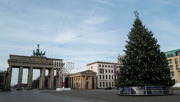 Keine Menschenseele vor dem Brandenburger Tor in Berlin: Deutschland befindet sich seit Mittwoch im Lockdown. Nur zu Weihnachten soll es kleine Lockerungen für Feiern geben. (Bild: AFP)