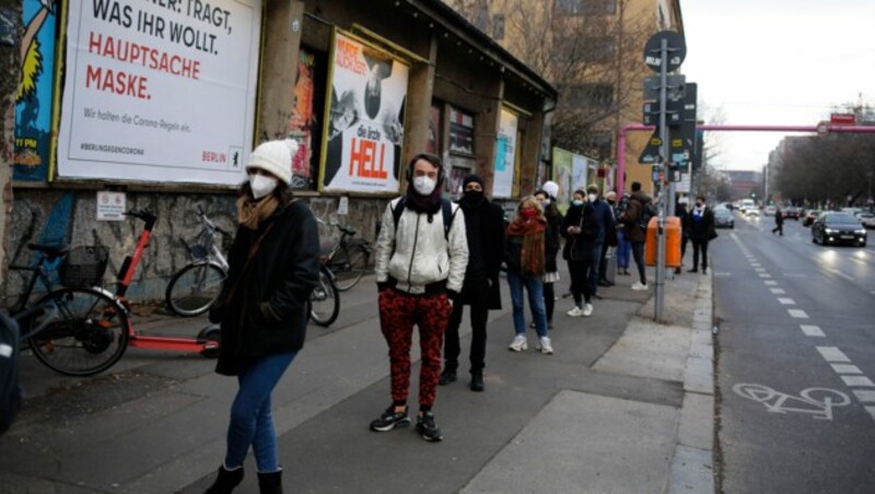 Menschen in der deutschen Hauptstadt Berlin warten am Donnerstag in einer Schlange vor einem Antigen-Testzentrum. (Bild: AP)