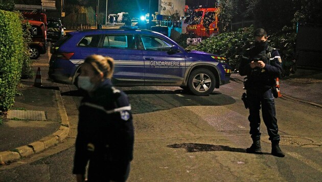 Die Tat ereignete sich am Donnerstagabend nahe Paris (Bild: AFP)