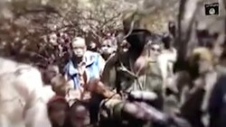 Boko Haram veröffentlichte einen Tag nach der Entführung der Buben ein Video, das die Kinder zeigt. (Bild: AP)