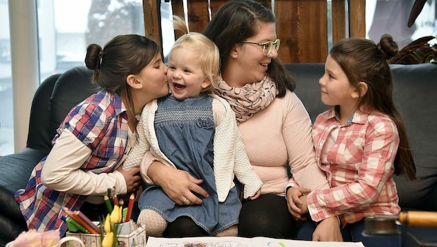 Annelore Schlick zu Hause mit ihren Töchtern (v. l. n. r.) Annika, Hannah und Clara-Luisa (Bild: Holitzky Roland)