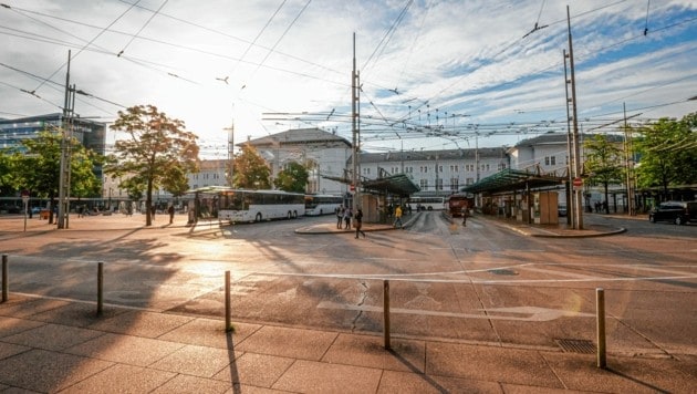 Vorplatz des Hauptbahnhofes Salzburg (Bild: Markus Tschepp)