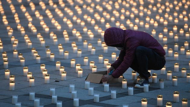 Kerzen wurden einigen Wochen in Wien aufgestellt - zum Gedenken an jene Menschen, die in Österreich bereits an Corona verstorben sind. (Bild: APA/ROLAND SCHLAGER)