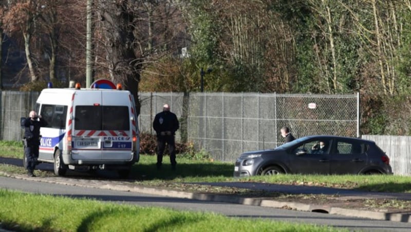 Polizeistreifen vor La Lanterne (Bild: AP)