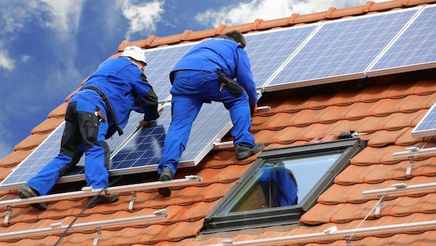 Fotovoltaikanlagen sollen auf den Dächern der Schule installiert werden (Bild: stock.adobe.com/Marina Lohrbach)