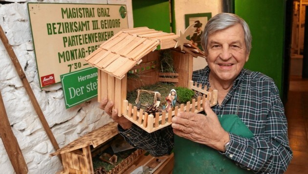 Franz Schwarzl ist ein Grazer Original - das Krippen bauen ist seine Leidenschaft. (Bild: Christian Jauschowetz)