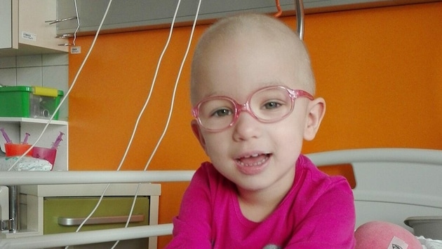 Während der ersten großen Chemotherapie verlor das tapfere Mädchen auch seine Haare (Bild: ZVG)