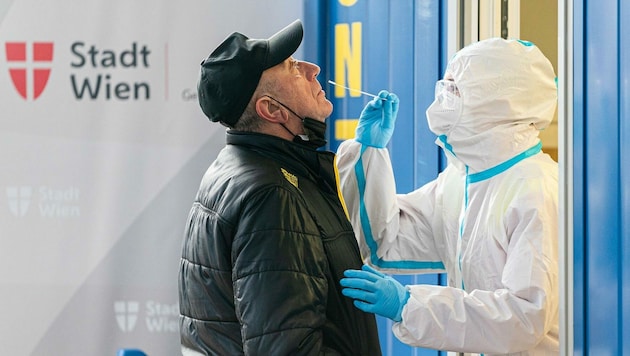 Die Antigen-Tests werden im Austria Center nach vorheriger Anmeldung durchgeführt. (Bild: EXPA/ Florian Schroetter)