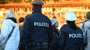 Die Polizei am Wiener Christkindlmarkt. (Bild: APA/Helmut Fohringer (Symbolbild))