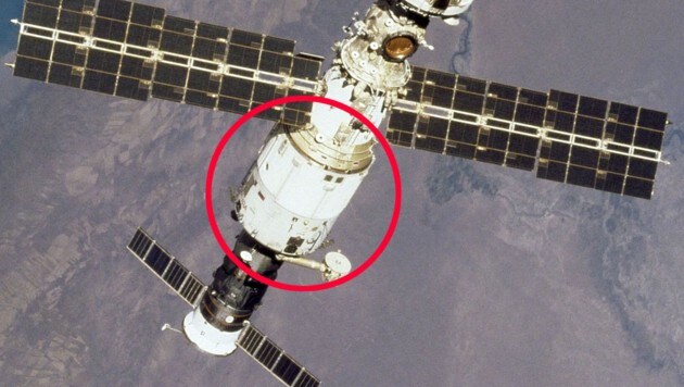 Das russische Modul „Swesda“ (rot markiert) an der Raumstation ISS (Bild: NASA (gemeinfrei))