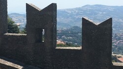 Blick von der Festung in der Hauptstadt San Marino Citta auf den Zwergstaat (Bild: Wilhelm Eder)