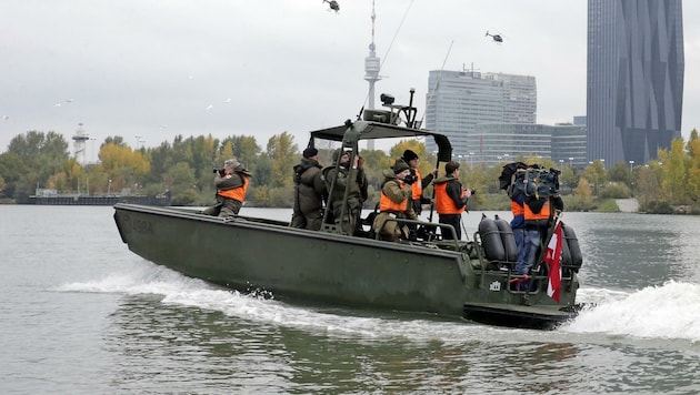Zu Wasser, zu Land oder in der Luft: Jagdkommando-Soldaten sind überall einsatzbereit - im Bild bei einer Übung auf der Donau bei Wien. (Bild: Klemens Groh)