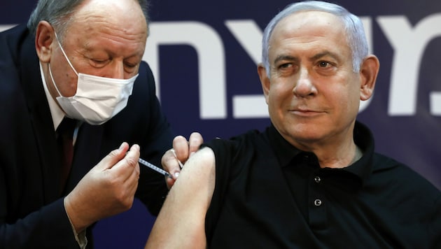 Israels Premierminister Benjamin Netanyahu erhält eine Impfung gegen das Coronavirus. (Bild: AFP)