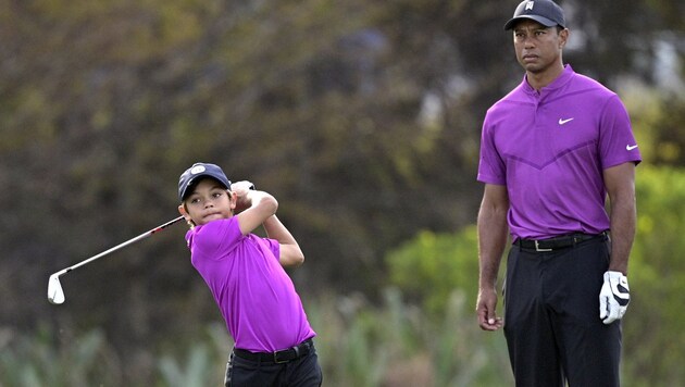 Tiger Woods (re.) mit Charlie Woods (Bild: AP)