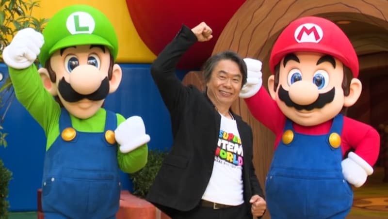 Shigeru Miyamoto beim Fototermin mit den von ihn geschaffenen Videospielhelden Super Mario und Luigi. (Bild: Nintendo)