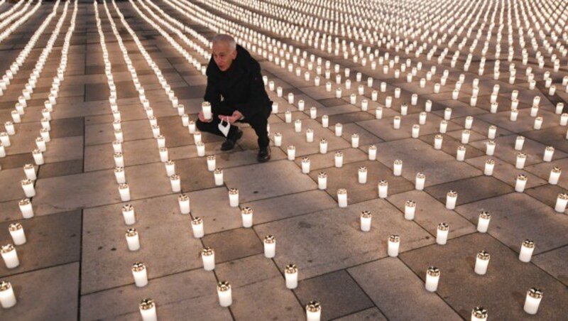 Caritas-Präsident Michael Landau am 18. Dezember 2020 am Stephansplatz in der Wiener Innenstadt, im Rahmen eines stillen Gedenkens an jene Menschen, die in Österreich bereits an Corona verstorben sind (Bild: APA/Roland Schlager)