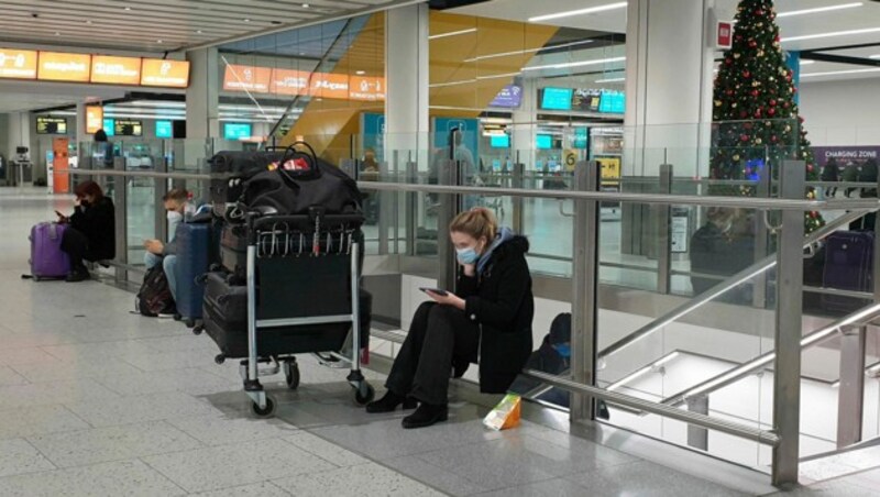 Passagiere warten am Gatwick Airport in West Sussex, England. (Bild: AP)