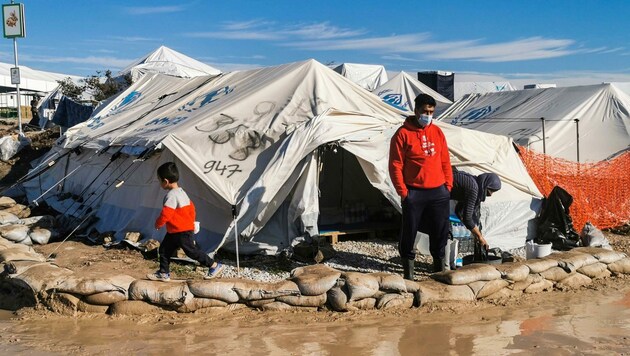 Die Zustände im Flüchtlingslager Kara Tepe auf Lesbos sind katastrophal, Tausende Menschen leben dort. (Bild: AFP)