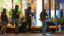 Beamte der Polizei in der Terror-Nacht in Wien. (Bild: Georges Schneider/picturedesk.com)