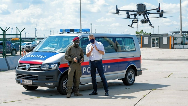 Innenminister Karl Nehammer (ÖVP) bei der Vorführung der Drohnen im Sommer des Vorjahres. (Bild: BMI/Jürgen Makowecz)