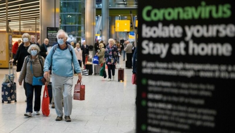Aus Sorge vor der Mutation des Virus wurden kurzerhand viele Flugverbindungen nach Großbritannien gekappt (Bild: AFP/Tolga AKMEN)