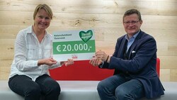 Fressnapf spendet mit der Initiative „Tierisch engagiert“ über 145.000 Euro für Menschen, Tiere und Organisationen. Im Bild: Fressnapf Geschäftsführer Hermann Aigner übergibt die tierisch engagierte Spende von 20.000 Euro an Birgit Mair-Markart, Bundesgeschäftsführerin Naturschutzbund Österreich. (Bild: Fressnapf Österreich)