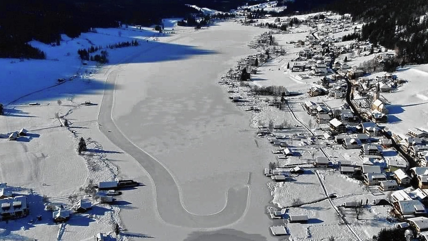 Weil Eislaufen während des Lockdowns ja erlaubt ist, rechnen die Eismeister mit einem Mega-Ansturm auf den Weißensee. Es gibt daher mehr Parkplätze und breitere Bahnen. (Bild: Norbert Jank)
