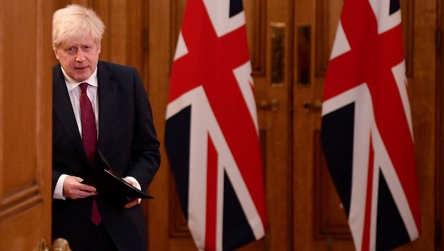 Die britische Regierung sorgt sich nach den zahlreichen Flugverboten um den Frachtverkehr auf die Inseln - Premier Johnson rief nun eine Krisensitzung ein. (Bild: AFP/TOBY MELVILLE)