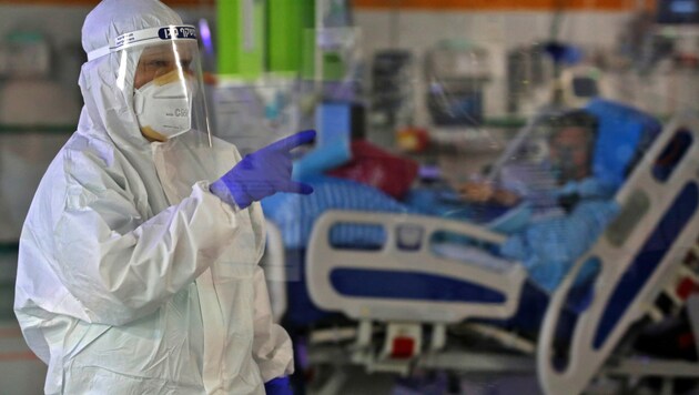 Das Schiba-Krankenhaus in Tel Aviv verzeichnete weltweit den ersten Todesfall nach einer Wiederinfektion. (Bild: AFP)