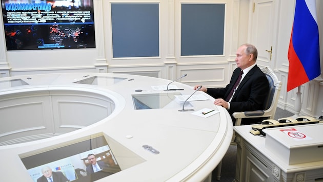 Der russische Präsident Wladimir Putin bei der Unterzeichnung eines Memorandums für eine Zusammenarbeit bei der Entwicklung von Impfstoffen. (Bild: AP)