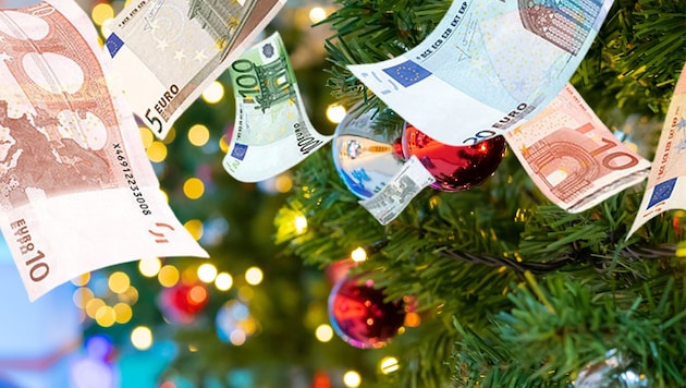 Bei Einkommen unter 3000 Euro ist das Weihnachtsgeld für 69 Prozent ein unverzichtbarer Bestandteil der finanziellen Planung. (Bild: stock.adobe.com, Krone KREATIV)