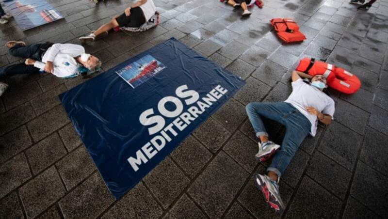 Aktivisten forderten Ende August die Freigebung der „Ocean Viking“ im Rahmen einer Protestaktion. (Bild: APA/AFP/CLEMENT MAHOUDEAU)