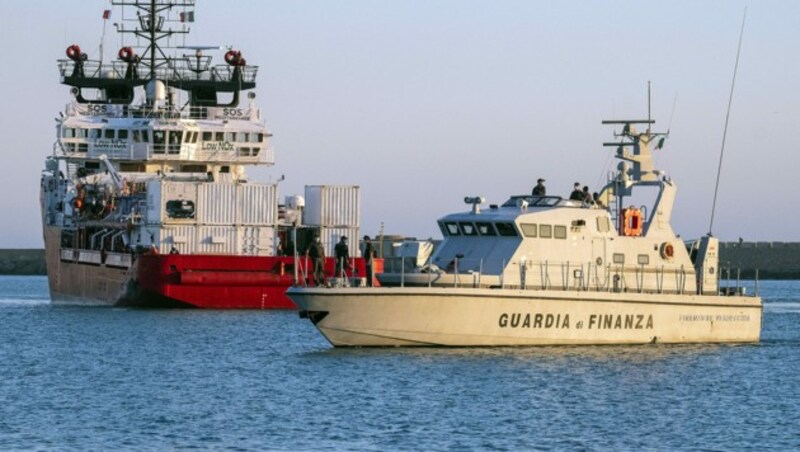 Die italienische Küstenwache hat das Rettungsschiff Ocean Viking im Juli 2020 vor Sizilien festgesetzt. (Bild: APA/AFP/Giovanni ISOLINO)