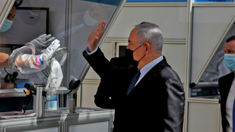 Premierminister Benjamin Netanyahu zu Besuch in einem Testzentrum am Ben Gurion International Airport in der Nähe von Tel Aviv (Bild: APA/AFP/POOL/Ohad ZWIGENBERG)