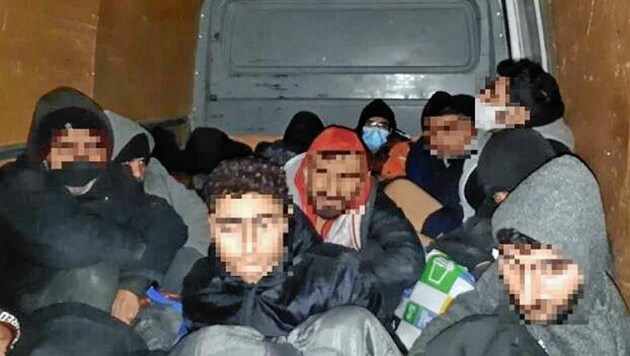 Die im Laderaum zusammengepferchten Flüchtlinge (Bild: Polícia SR)