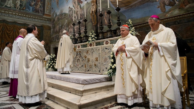 Papst Franziskus (Mitte) und Konrad Krajewski (2.v.r.) im Jahr 2019 (Bild: APA/AFP/VATICAN MEDIA/Handout)
