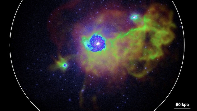 Die Abbildung zeigt die Visualisierung des Gases in und um eine der Milchstraße ähnlich Galaxie (Bildmitte) im heutigen Universum, in einer kosmologischen Simulation. (Bild: Universität Zürich/Robert Feldmann)
