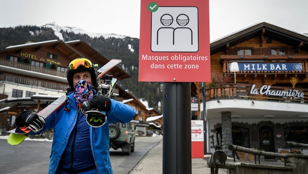 „Are your joking?“ - für die vielen britischen Skiurlauber durchkreuzt die nun angeordnete Quarantäne die Urlaubspläne. (Bild: AFP/Fabrice Coffrini)